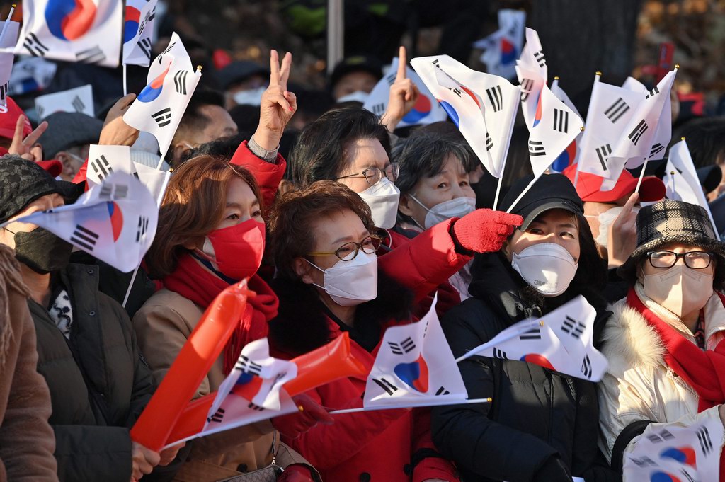 韩国大选前瞻空前热情的选民与关键的摇摆群体