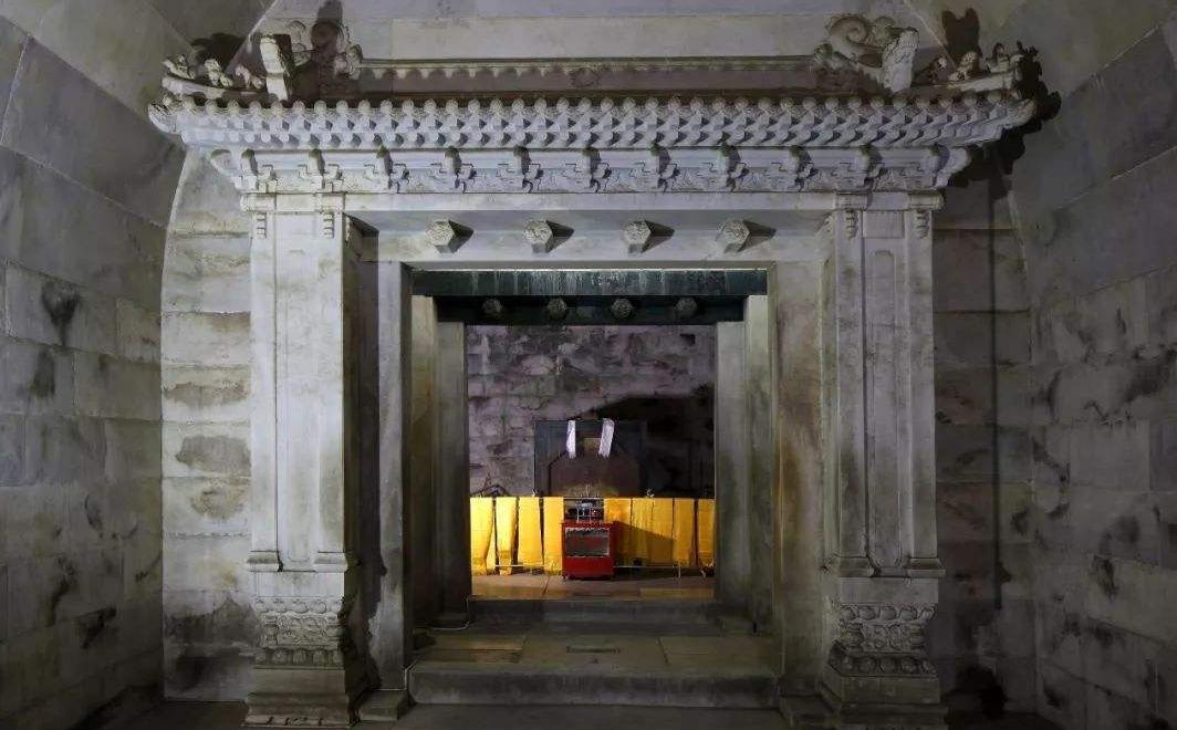 慈禧墓被炸开,孙殿英派出士兵前去探路,不料墓穴内矗立着一扇门