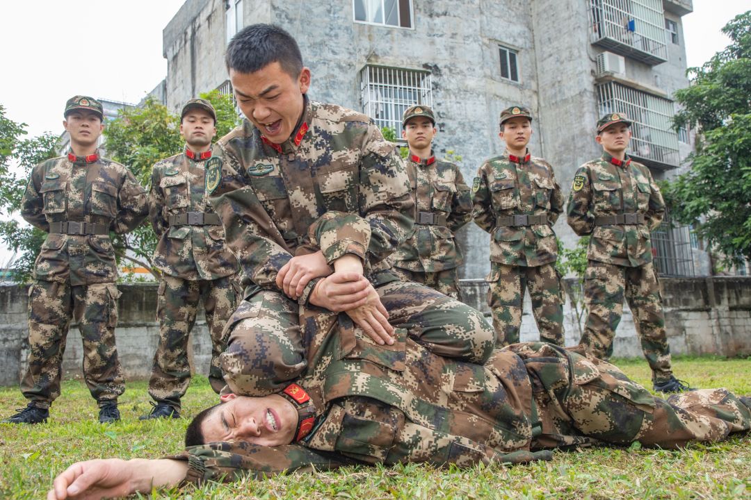 武警官兵正在进行擒敌对抗训练武警官兵正在进行器械训练文/图 通讯员