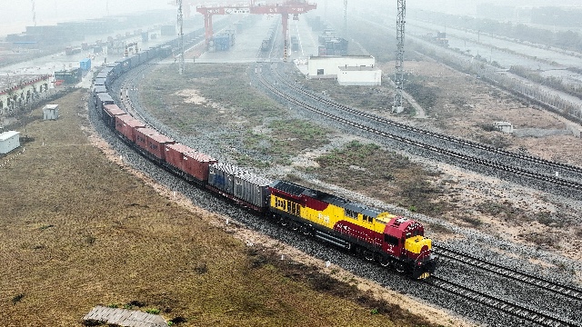 　1月15日，广西新年首趟西部陆海新通道年货班列从钦州港东站驶出（无人机照片）。新华社图。