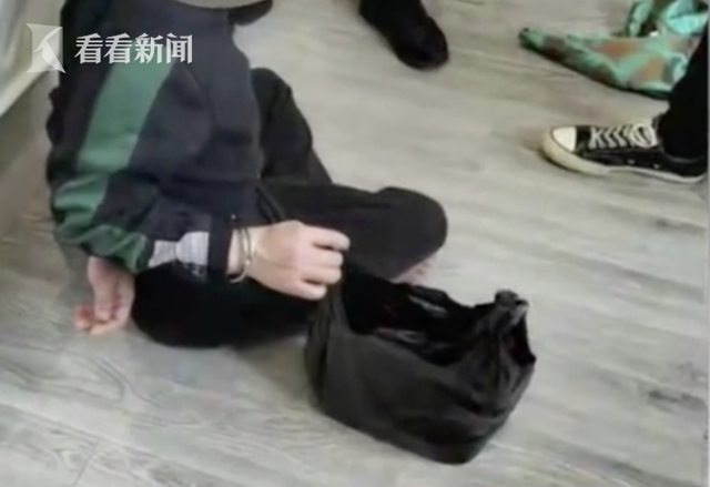 两男子酒店被抓，现场还发现一袋黄鳝！用途意想不到......休闲区蓝鸢梦想 - Www.slyday.coM