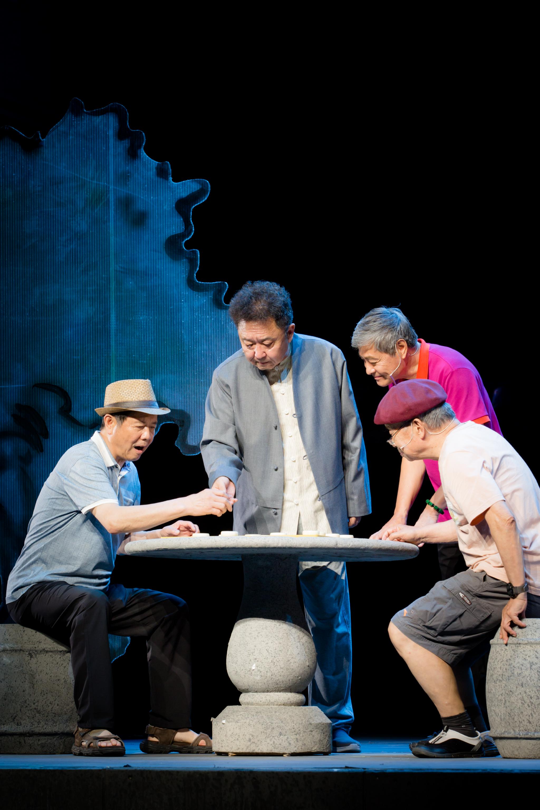 于谦的北京大爷乐翻上海观众相声剧依然美丽有烟火气