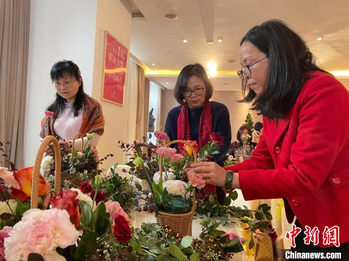 一花一叶话情感交流浙江宁波举办台胞插花沙龙 手机新浪网