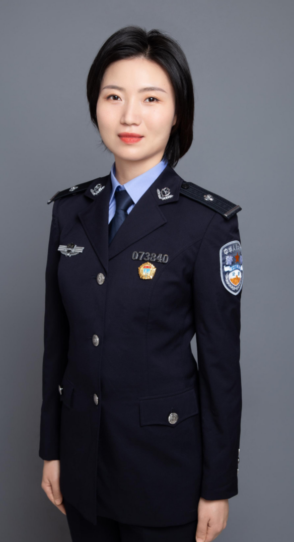 警察蓝里的那抹巾帼红