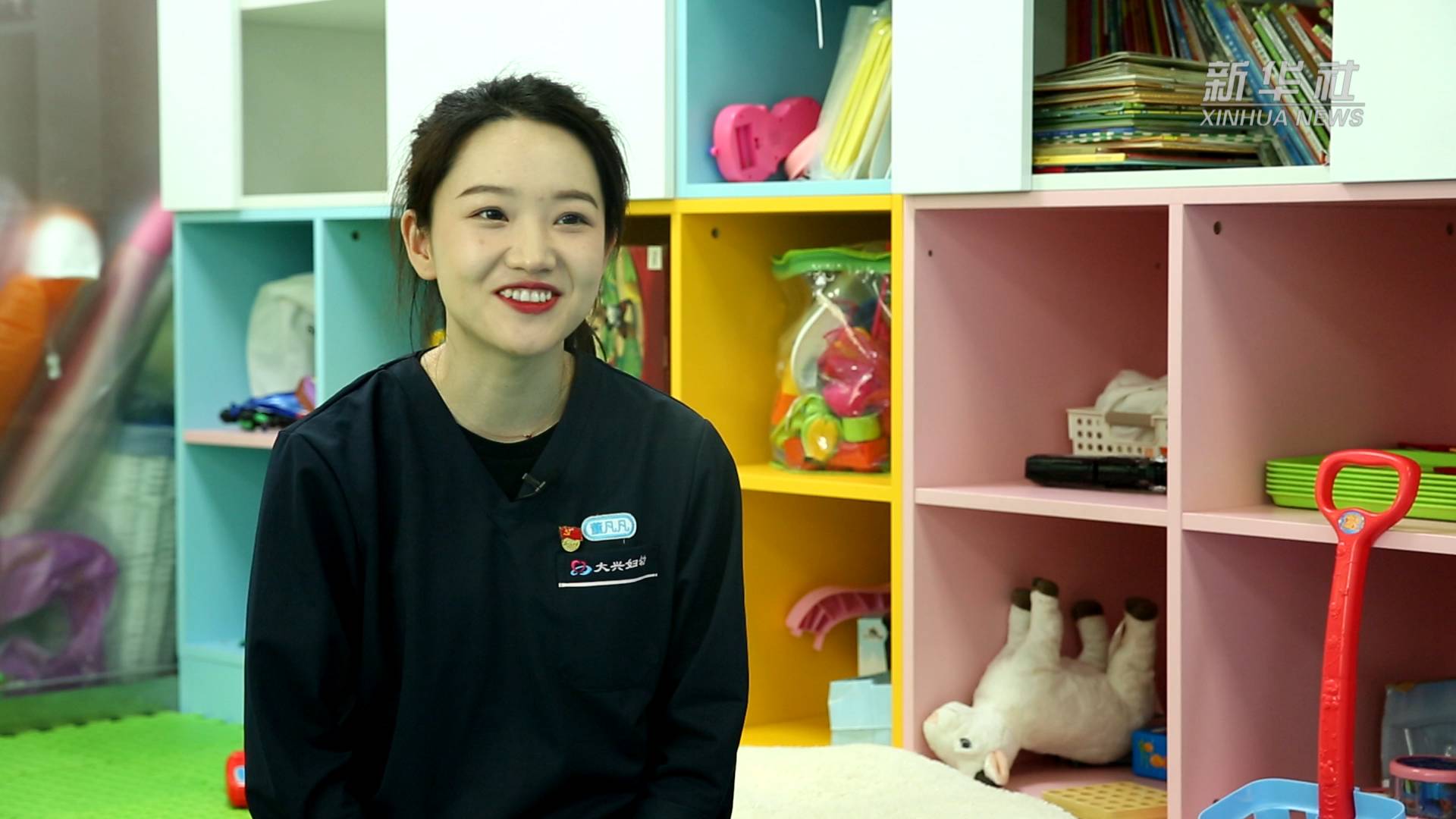 她守护着很多可爱的天使她让青春展现出平凡又美好的样子记者:贾鑫 肇