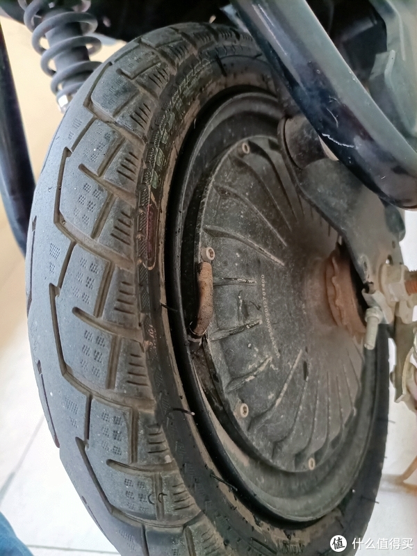 自己动手换电动车轮胎电动车轮胎千万别加自补液不然以后只能换胎