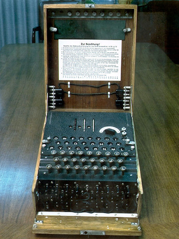 一台德国军用三转子恩尼格玛密码机的接线板、键盘、显示板和转子。