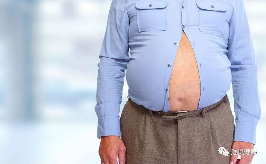 人到中年必发福男人的啤酒肚啤酒自己一点都不想背这个黑锅