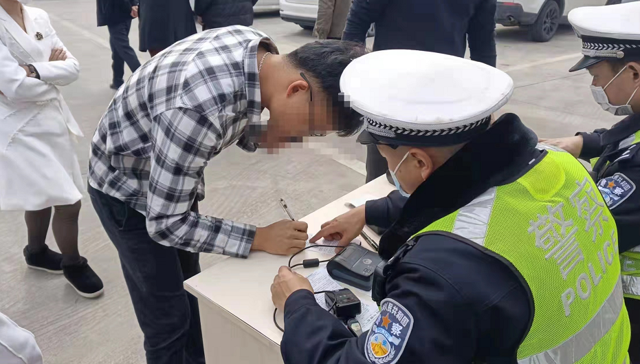 不要命了！新车刚到手，贵州驾驶员开上高速找“快感”，超速竟达……休闲区蓝鸢梦想 - Www.slyday.coM