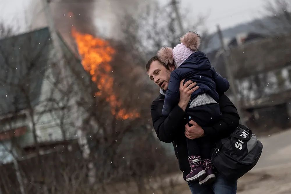 当地时间2022年3月6日，乌克兰伊尔平，当地遭炮击，民众逃离家园。