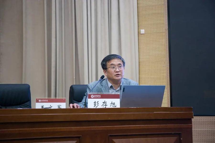 姜文国分别做《hpv疫苗与宫颈癌综合防治》《宫颈癌的预防与控制》的
