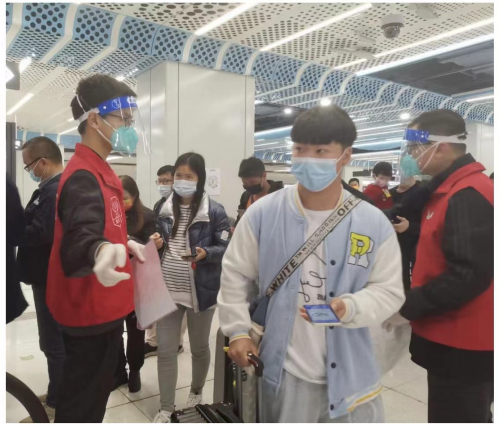 盐田最美战疫志愿红夫妻档母女团父子兵姐妹花共赴抗疫一线