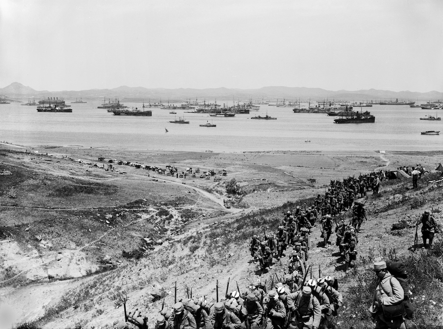 法国步兵在1915年加里波利战役期间抵达希腊莱姆诺斯岛的穆德罗斯