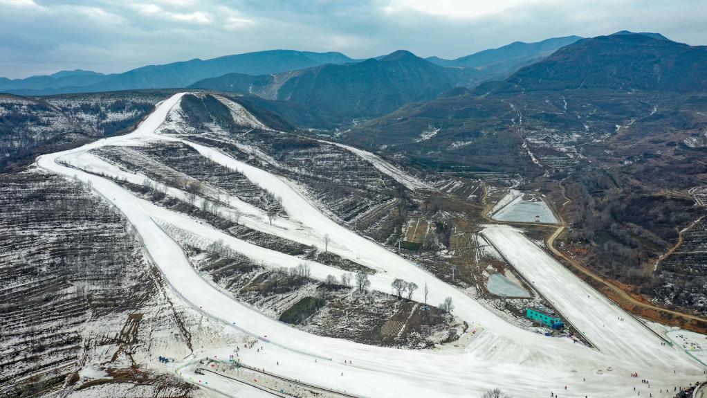 这是2021年1月20日拍摄的宁夏固原市泾源县娅豪国际滑雪场(无人机