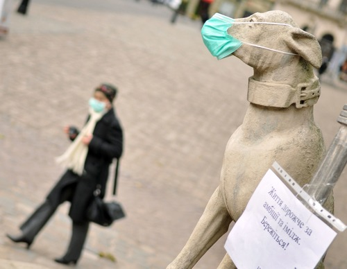 ▲资料图片：2009年11月3日，戴口罩的行人从乌克兰利沃夫市中心的一个广场走过。新华社/法新