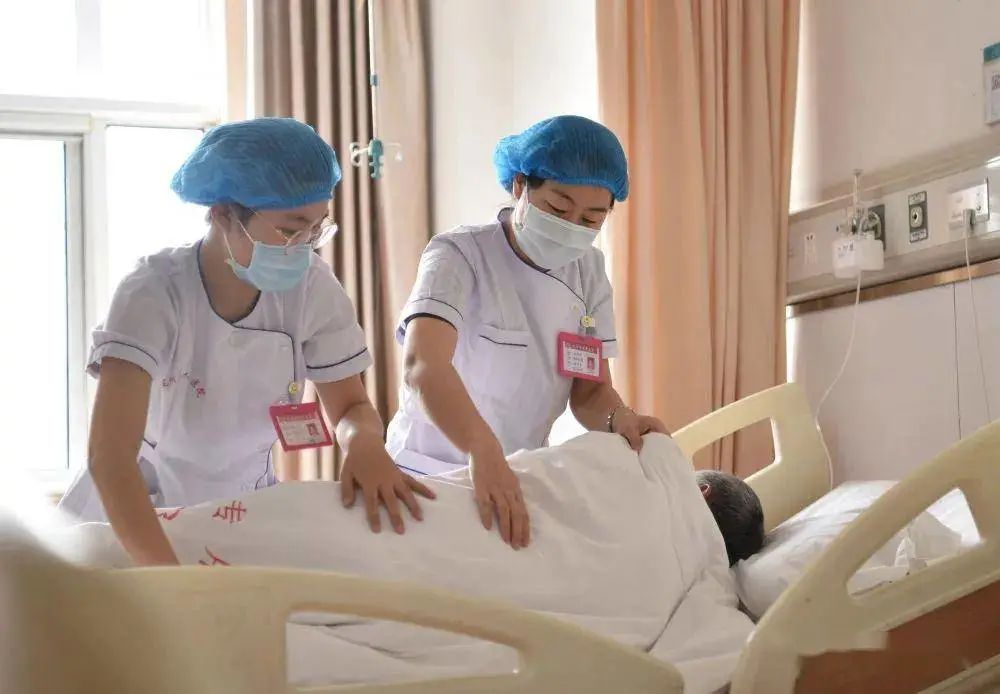 全国政协委员朱同玉完善医疗护理体系解决患者住院的陪护之痛