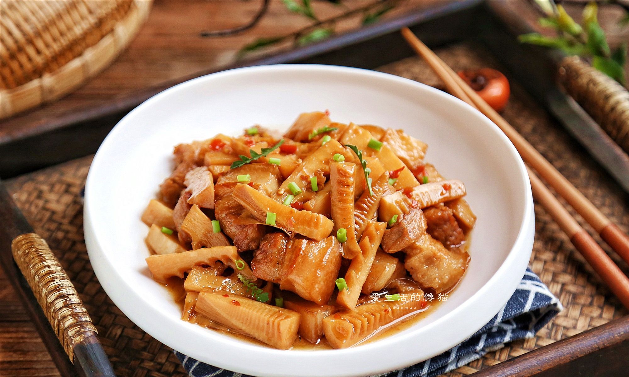 做好的春笋烧肉味道特别香,春笋的口感依然是脆嫩爽口的,五花肉入口即