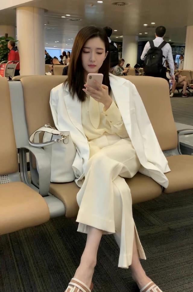 谁说春天就要秀身材,江疏影的“捂春”穿搭,造型精致有气质!休闲区蓝鸢梦想 - Www.slyday.coM 谁说春天就要秀身材,江疏影的“捂春”穿搭,造型精致有气质!休闲区蓝鸢梦想 - Www.slyday.coM