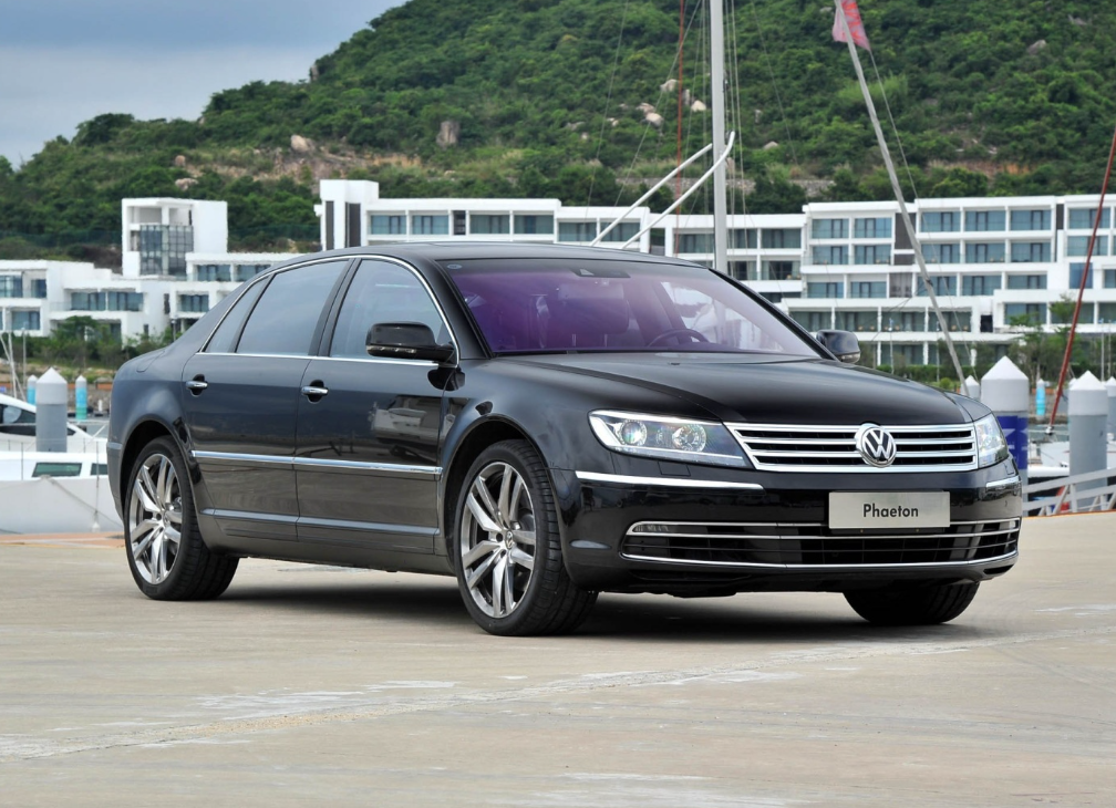 和宾利同平台却挂大众标顶配42lv8发动机6at带你看辉腾