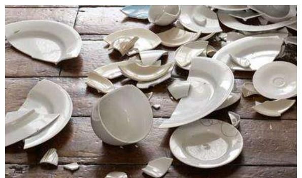 向大哥跟他朋友进来时,就看见一地的碎碗渣子,他朋友直接说了句:"你请