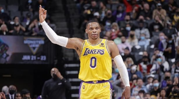 19战13客！湖人众将登机照流出，詹皇表情坚毅，DJ威少谈笑风生休闲区蓝鸢梦想 - Www.slyday.coM