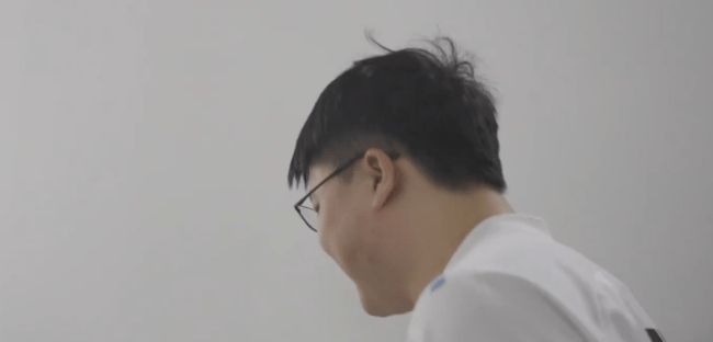 BLG新片Uzi怯像个小弟,得知能上场开心得像个孩子!张嘉文都心疼休闲区蓝鸢梦想 - Www.slyday.coM