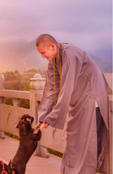 释明心一心向佛女子多次开法拉利求交往堪称和尚界的靓仔