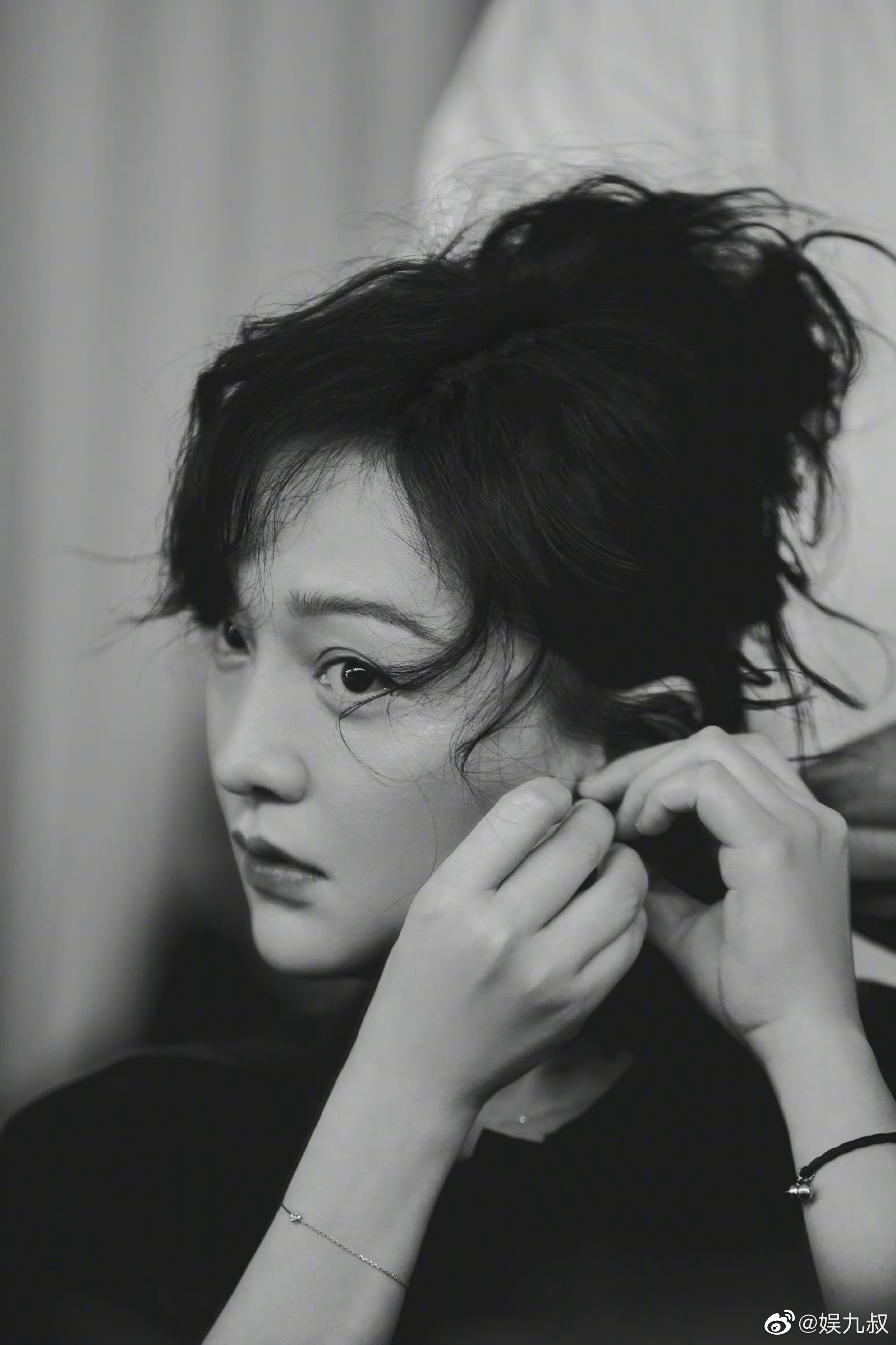 周迅晒黑白氛围照祝大家身心美丽