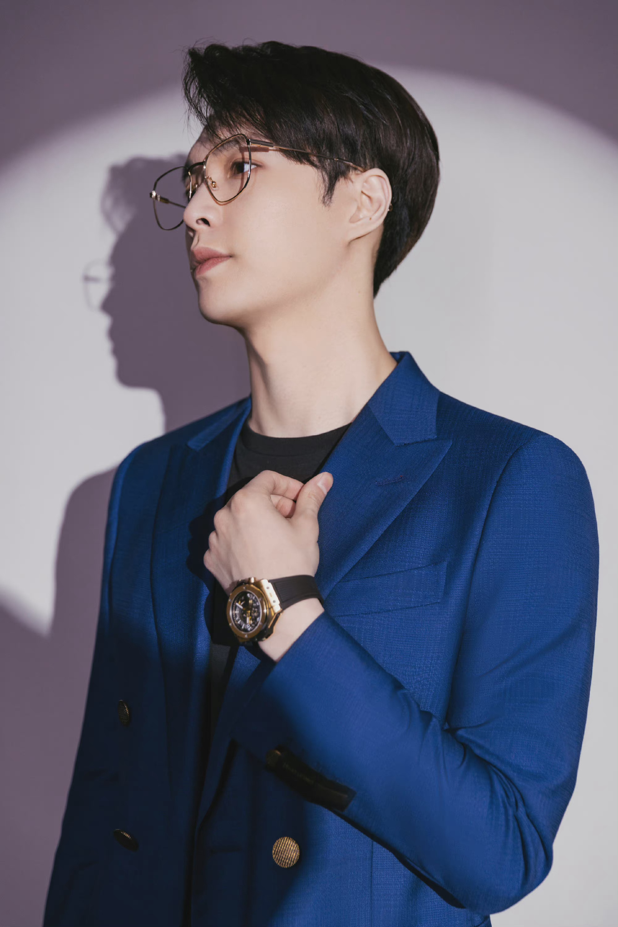 张艺兴深蓝西装造型写真释出宁总你怎么能这么帅