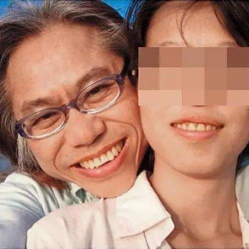 李坤城自认关系清白,仅仅是"关心女孩的未来",但前女友听他俩打电话