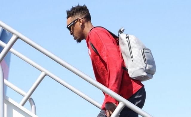 19战13客！湖人众将登机照流出，詹皇表情坚毅，DJ威少谈笑风生休闲区蓝鸢梦想 - Www.slyday.coM