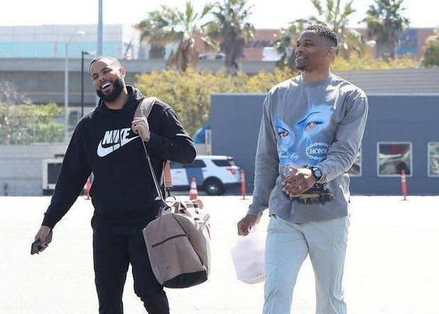 19战13客！湖人众将登机照流出，詹皇表情坚毅，DJ威少谈笑风生休闲区蓝鸢梦想 - Www.slyday.coM