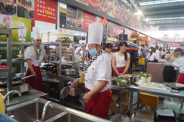 餐饮创业怎么能不赔本看看加盟正宗麦多馅饼的店队很长