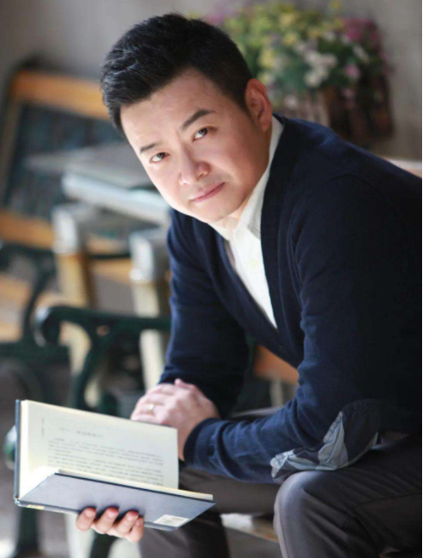 与王小丫同台搭档成为了央视的台柱之一李佳明经历了什么