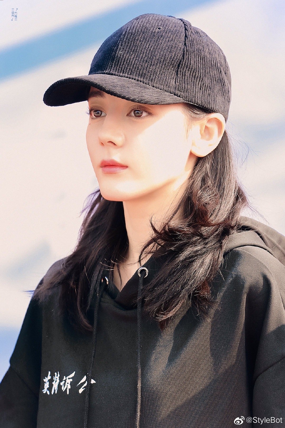 迪丽热巴 | 今日开机饭拍,穿着黑色卫衣搭配同色系鸭舌帽