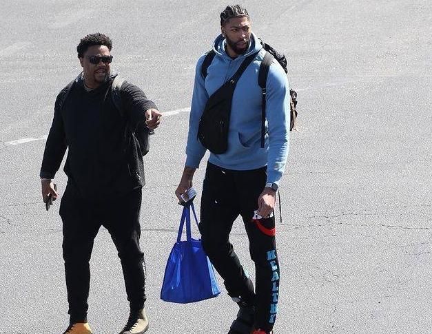 19战13客！湖人众将登机照流出，詹皇表情坚毅，DJ威少谈笑风生休闲区蓝鸢梦想 - Www.slyday.coM