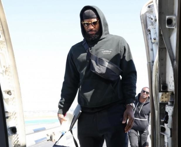 19战13客！湖人众将登机照流出，詹皇表情坚毅，DJ威少谈笑风生休闲区蓝鸢梦想 - Www.slyday.coM