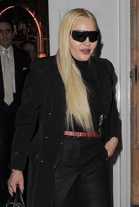 63岁麦当娜怎么老成这样了生图曝光变硅胶脸青筋突兀似枯树皮