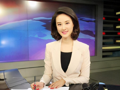 央视主持秦方:播音18年,40岁仍单身,婚姻大事不发愁|高考|大学|节目|成绩|主持人_新浪新闻