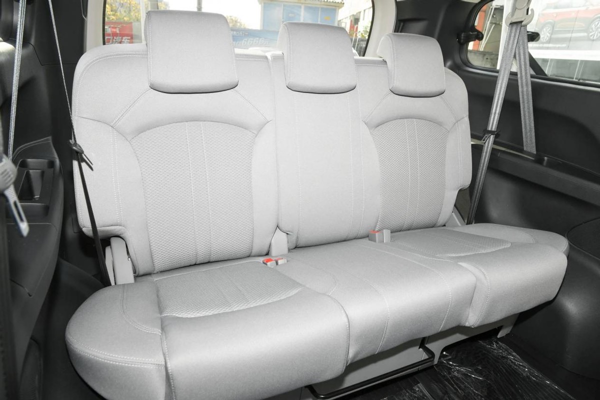 配20t8at售价1578万起带你看上汽大通maxusg10