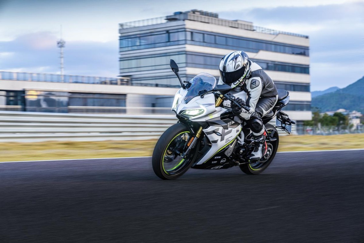 入门仿赛天花板春风250sr赛道版my22有何过人之处