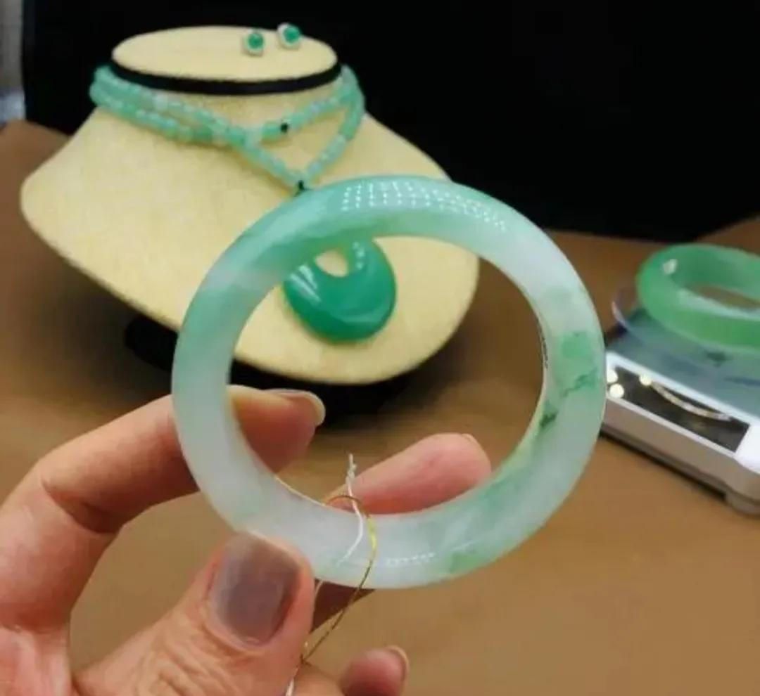 外星人正在处理核废料?一颗诡异光芒的恒星,级别远超...