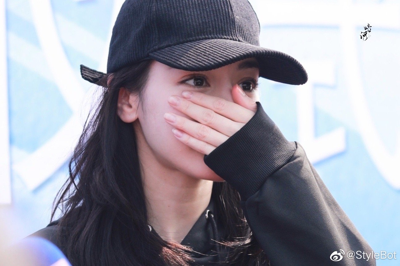 迪丽热巴 | 今日开机饭拍,穿着黑色卫衣搭配同色系鸭舌帽