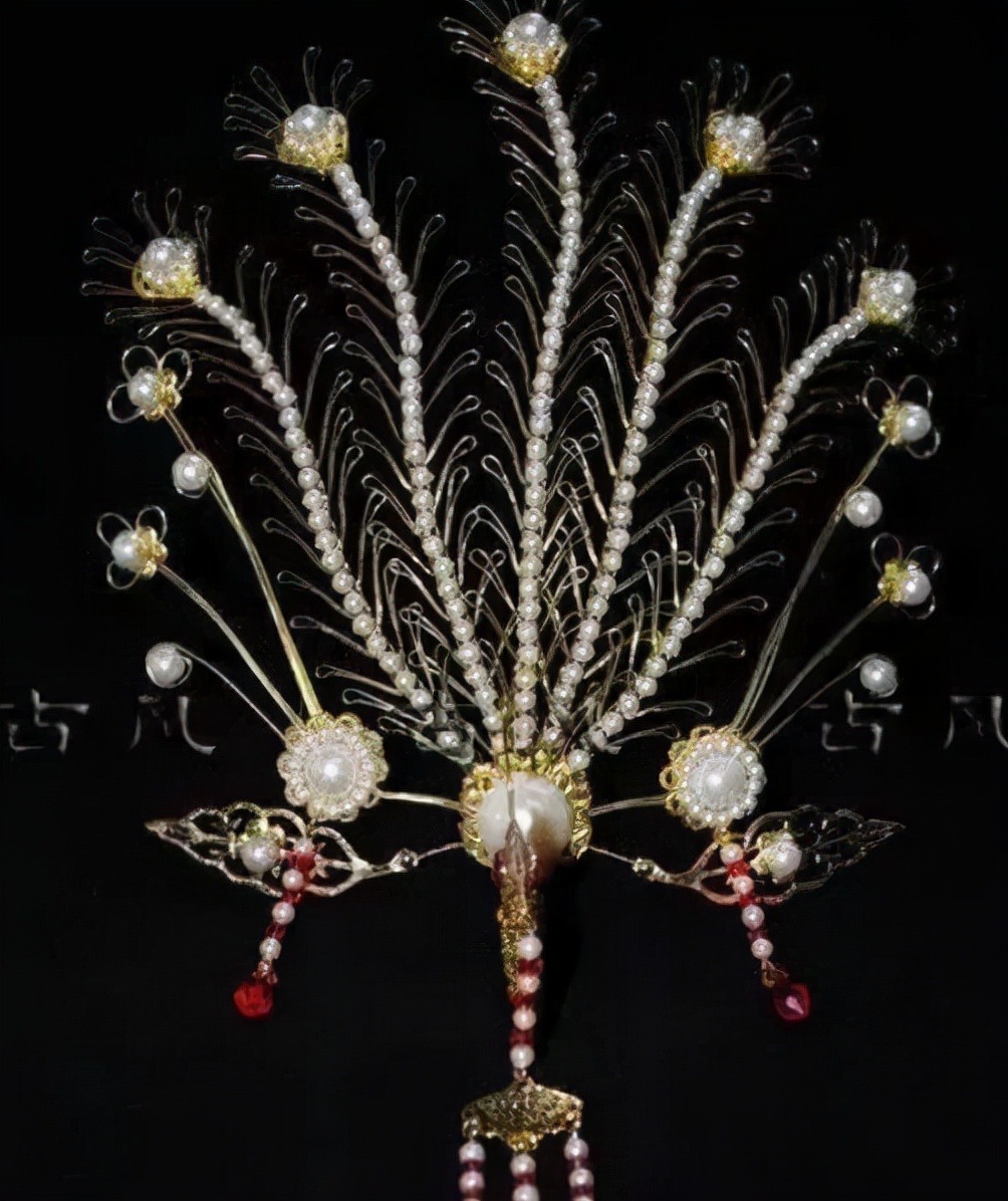 这是凤姐戴的"朝阳五凤挂珠钗".先看王熙凤.凤钗.