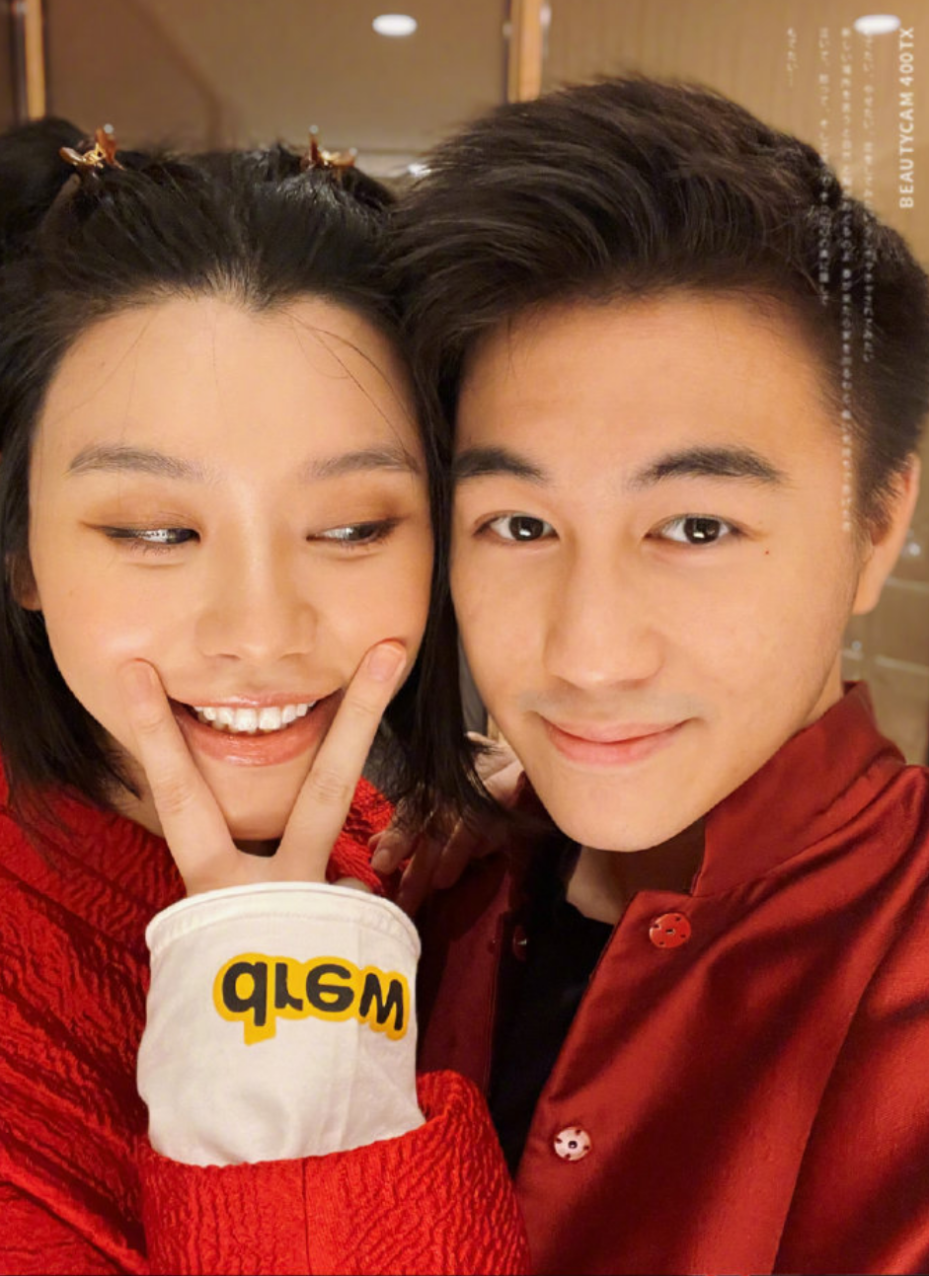 奚梦瑶生日晒与何猷君合照带3个耳钉好时尚两人紧贴脸都变形