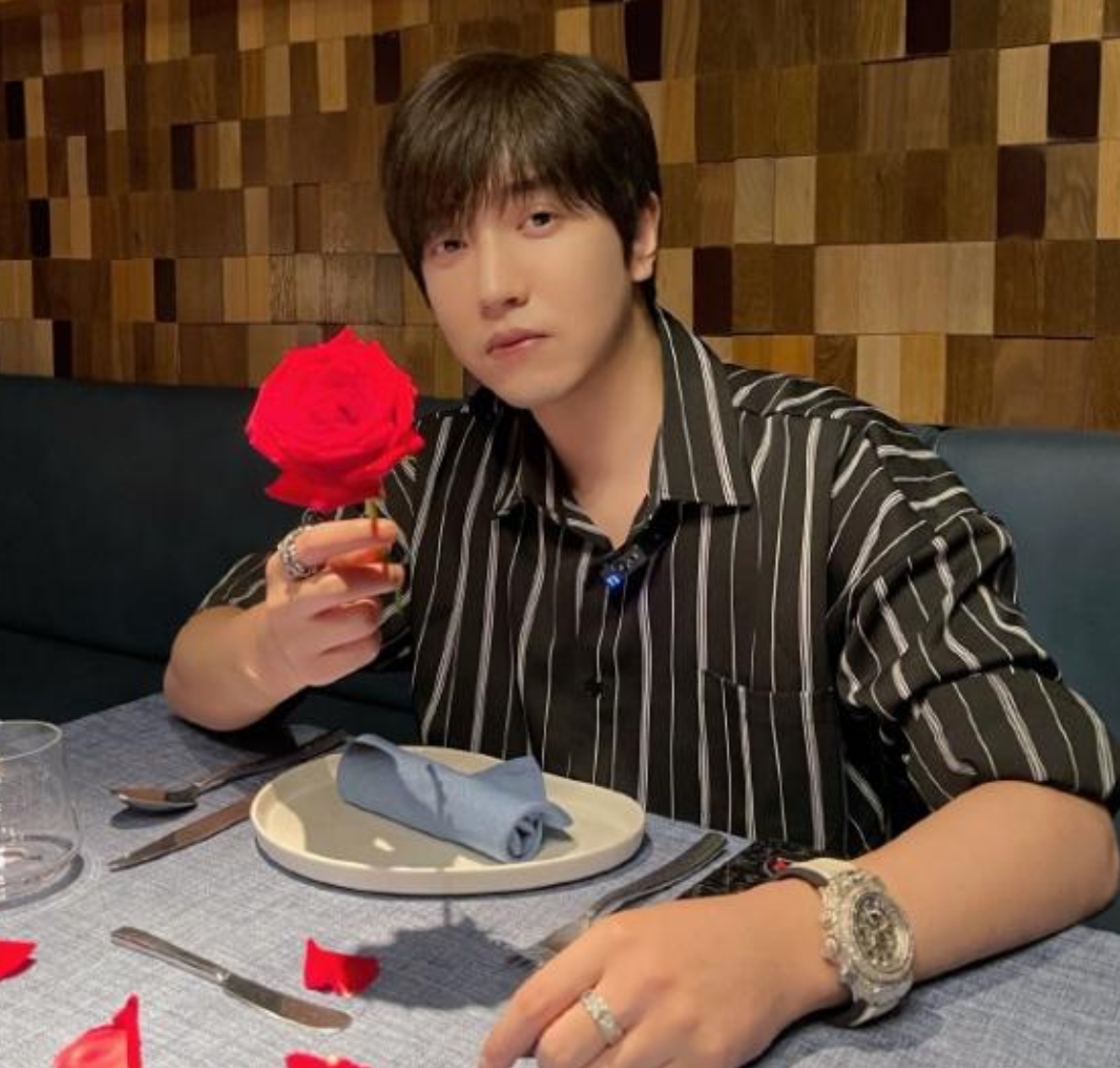 宠粉又搞笑的美食博主mr白冰算是富二代下凡体验生活