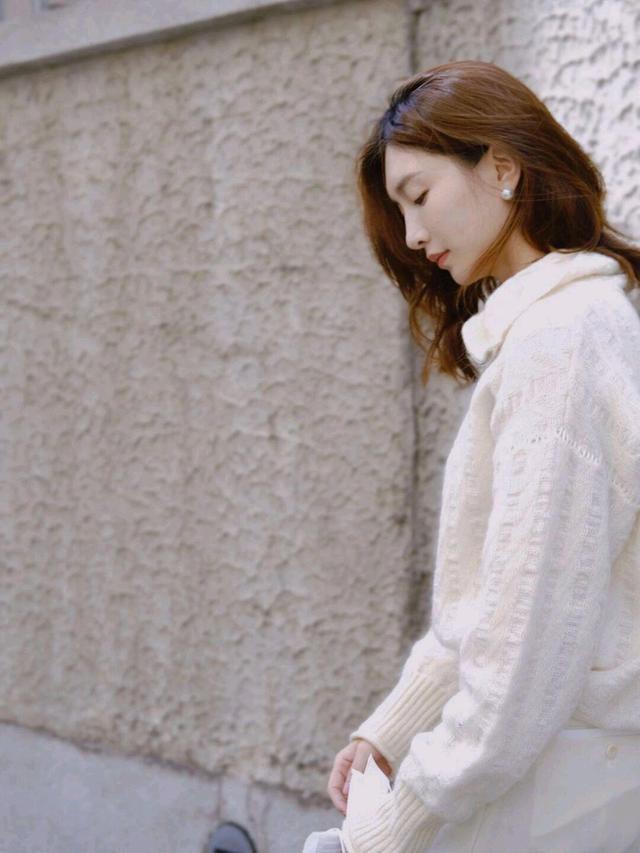 谁说春天就要秀身材,江疏影的“捂春”穿搭,造型精致有气质!休闲区蓝鸢梦想 - Www.slyday.coM 谁说春天就要秀身材,江疏影的“捂春”穿搭,造型精致有气质!休闲区蓝鸢梦想 - Www.slyday.coM