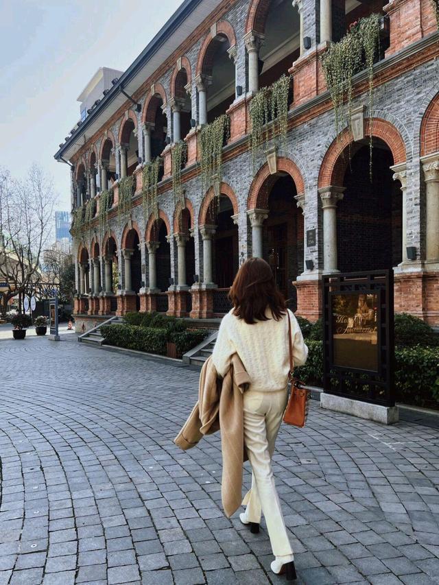 谁说春天就要秀身材,江疏影的“捂春”穿搭,造型精致有气质!休闲区蓝鸢梦想 - Www.slyday.coM 谁说春天就要秀身材,江疏影的“捂春”穿搭,造型精致有气质!休闲区蓝鸢梦想 - Www.slyday.coM