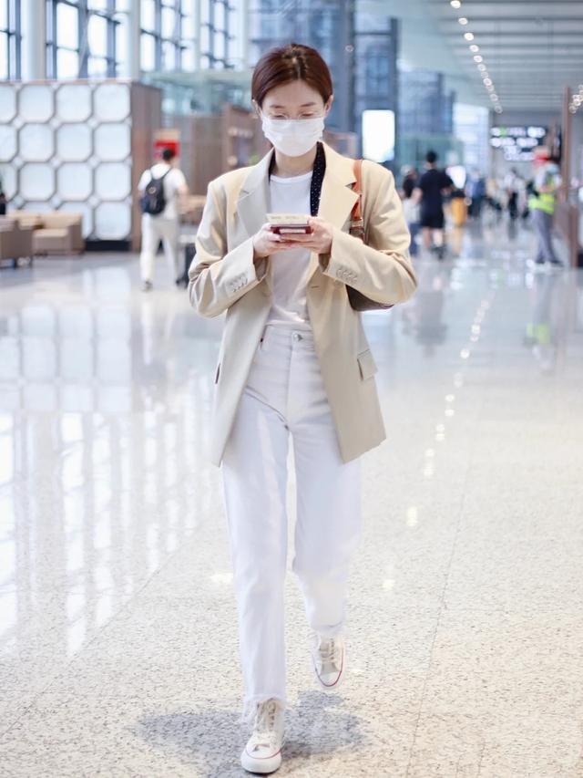 谁说春天就要秀身材,江疏影的“捂春”穿搭,造型精致有气质!休闲区蓝鸢梦想 - Www.slyday.coM 谁说春天就要秀身材,江疏影的“捂春”穿搭,造型精致有气质!休闲区蓝鸢梦想 - Www.slyday.coM