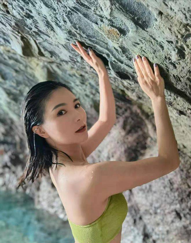 何姿晒火辣泳装照身材苗条有型被网友盛赞大方承认自己p图